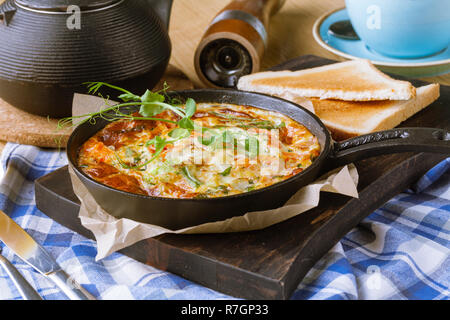 Schinken und Ei, Omelett, Bio Eier, frische Kräuter in Frühstück Stockfoto