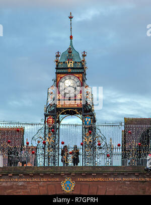 Eastgate Clock und Turm stehend auf die Städte römischen Mauern im Jahre 1897 in der Stadt Chester Cheshire England errichtet jetzt ein Grad 1 denkmalgeschützte Gebäude Stockfoto