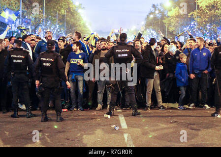 Boca Juniors Anhänger gesehen warten auf Sie das Santiago Bernabeu Stadion die Copa Libertadores Finale zwischen River Plate und Boca Juniors zu beobachten. Stockfoto