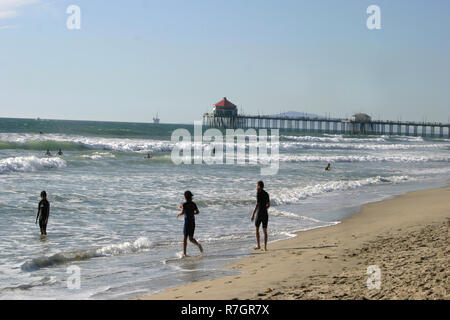 Junge Surfer am Strand in Santa Monica, Kalifornien, USA Stockfoto