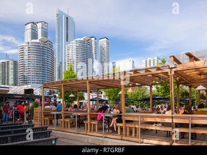 Eine Terrasse für das Restaurant der Schlupf bei Harbourfront Centre genannt. Stadt Toronto, Ontario, Kanada. Stockfoto