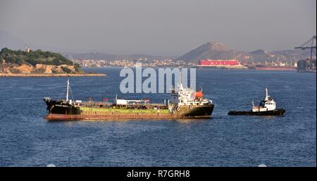 Piraeus, Athens, Griechenland - 7. Juli 2018; ägäische Brise 1 unter tug Macht in den Hafen von Piräus Stockfoto