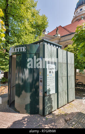 BERLIN, DEUTSCHLAND - Juli 14,2018: Öffentliche tragbaren Stadt Toilette. Wand GmbH ist die deutsche Unternehmen für Stadtmöblierung. Berlin ist die Hauptstadt und G Stockfoto