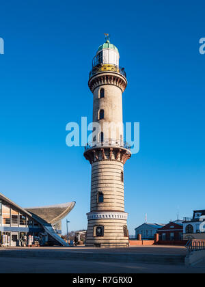 Blick auf den Leuchtturm in Warnemünde, Deutschland. Stockfoto