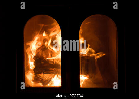 Raging Gabeln der Flammen im Kamin hinter der Schutzscheibe aus Glas Stockfoto