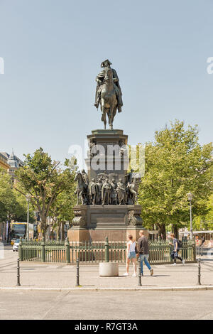 BERLIN, DEUTSCHLAND - 14 Juli, 2018: die Menschen vor dem Reiterstandbild Friedrichs des Großen Spaziergang am östlichen Ende der Straße Unter den Linden. Konzipiert Stockfoto