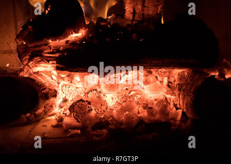 Heiße Kohlen, brennt im Kamin closeup, glamouröse natürlichen Hintergrund Stockfoto