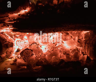 Heiße Kohlen, brennt im Kamin closeup, glamouröse natürlichen Hintergrund Stockfoto