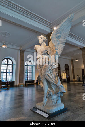 BERLIN, DEUTSCHLAND - 14. JULI 2018: Statue Victoria aus der Kuppelsaal durch F.Schaper, 1885 im Deutschen Historischen Museum. Hier war eine ehemalige preußische Arsen Stockfoto