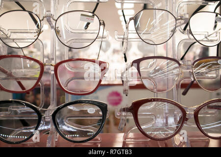 Das Rack mit Mode Brillen in der optischen Speichern, können als Hintergrund verwendet werden Stockfoto