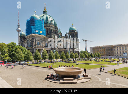 BERLIN, DEUTSCHLAND - 14. JULI 2018: die Menschen besuchen oder Pleasure Park Lustgarten und Berliner Dom an heißen Sommertagen. Stockfoto