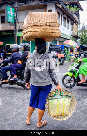 Dame zu Fuß vom Markt in der Landschaft in der Nähe von Ubud, Bali, Indonesien Stockfoto