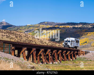 Galloping Goose kreuzt die Los Piños trestle, Cumbres & Toltec Scenic Railroad zwischen Chama, New Mexico und Antonito in Colorado. Stockfoto