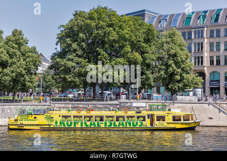 BERLIN, DEUTSCHLAND - 14. JULI 2018: Belvedere touristischen Schiff entlang der Spree vor die Museumsinsel und den Berliner Dom. Berlin ist t Stockfoto