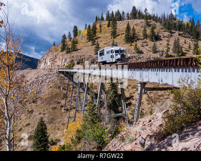 Galloping Goose kreuzt die Kaskade Trestle, Cumbres & Toltec Scenic Railroad zwischen Chama, New Mexico und Antonito in Colorado. Stockfoto