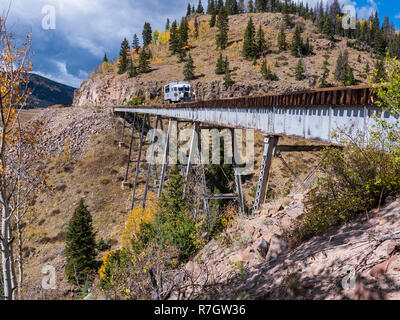 Galloping Goose kreuzt die Kaskade Trestle, Cumbres & Toltec Scenic Railroad zwischen Chama, New Mexico und Antonito in Colorado. Stockfoto