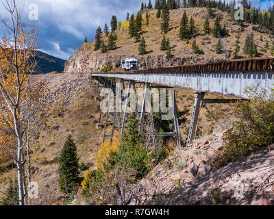 Galloping Goose kreuzt die Kaskade Trestle, Cumbres & Toltec Scenic Railroad zwischen Chama, New Mexico und Antonito in Colorado. Stockfoto