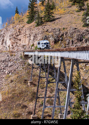 Galloping Goose kreuzt die Kaskade Trestle, Cumbres & Toltec Scenic Railroad zwischen Chama, New Mexico und Antonito in Colorado. Stockfoto