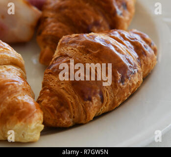 Einige köstliche Croissants auf einer Platte Stockfoto