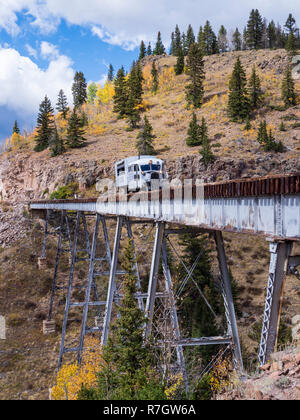 Galloping Goose kreuzt die Kaskade Trestle, Cumbres & Toltec Scenic Railroad zwischen Chama, New Mexico und Antonito in Colorado. Stockfoto