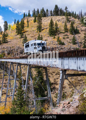 Galloping Goose kreuzt die Kaskade Trestle, Cumbres & Toltec Scenic Railroad zwischen Chama, New Mexico und Antonito in Colorado. Stockfoto