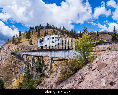 Galloping Goose kreuzt die Kaskade Trestle, Cumbres & Toltec Scenic Railroad zwischen Chama, New Mexico und Antonito in Colorado. Stockfoto