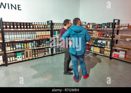 Kiew, Ukraine - Oktober 20, 2018: alte Menschen besuchen, seltene und luxuriöse Single Malt Scotch Whisky Store am 4. ukrainischen Whisky Dram-Festival durch gute W Stockfoto