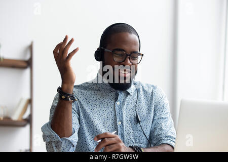 Schwarze jungen Mann der Praxis Fremdsprache mit Laptop Stockfoto