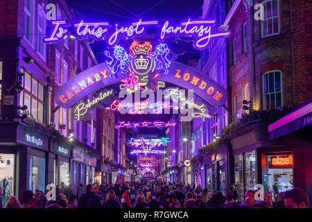 Carnaby Street Weihnachtsbeleuchtung, Queen - Bohemian Rhapsody Thema Stockfoto