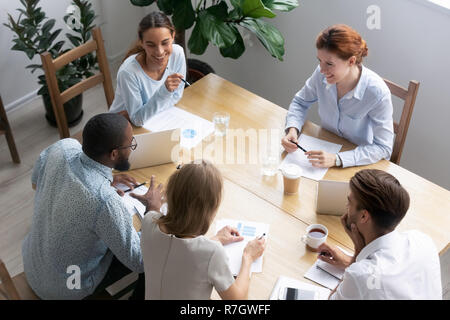 Geschäftsleute im Konferenzraum im Seminar sitzen Stockfoto
