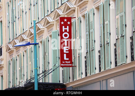 Menton, Frankreich - 27. März 2018: Hotel Schild an der Fassade Der 3 Sterne Hotel Royal Westminster in Menton, Côte d Azur, Europa Stockfoto