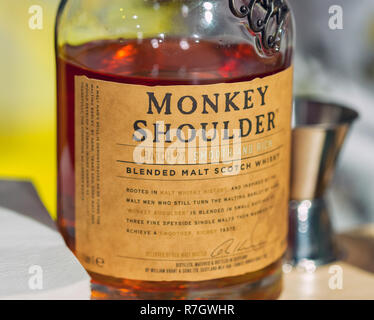 Kiew, Ukraine - Oktober 20, 2018: Monkey Schulter, eine Mischung von Glenfiddich, Balvenie und Kininvie Blended Malt Whisky Flasche closeup am 4. ukrainischen Whi Stockfoto