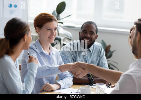 Multi-ethnischen Geschäftsfrau Hände schütteln Gruß Unternehmen Client Stockfoto