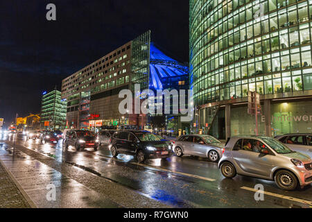 BERLIN, DEUTSCHLAND - 13 NOVEMBER 2018: Stadt und Verkehr am Potsdamer Platz. Eingang zum Bahnhof auf einer der wichtigsten öffentlichen Platz und traff Stockfoto