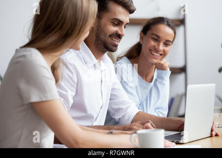 Diverse junge Multirassischen Kollegen zusammen arbeiten im Büro Stockfoto