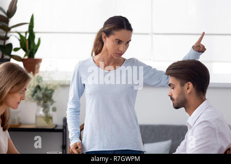 Gemischten Rennen junge geschäftsfrau Schelte Arbeitnehmer Stockfoto