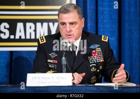 Us-Generalstabschef Gen. Mark Milley während einer Pressekonferenz auf die Assoziation der United States Army Jahresversammlung und Ausstellung in Washington, DC, 3. Oktober 2016. Milley wurde von Präsident Donald Trump am 8. Dezember entschieden, 2018 die nächste Vorsitzende des Generalstabs zu sein. Stockfoto