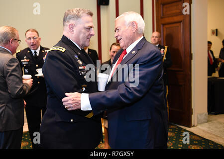 Us-Generalstabschef Gen. Mark Milley, Links, trifft sich mit dem Kongressabgeordneten John Carter im Haus Armee Caucus Frühstück auf dem Capitol Hill Februar 28, 2017 in Washington, DC. Milley wurde von Präsident Donald Trump am 8. Dezember entschieden, 2018 die nächste Vorsitzende des Generalstabs zu sein. Stockfoto