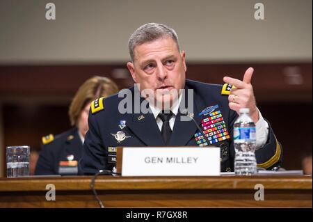 Us-Generalstabschef Gen. Mark Milley am Senat Armed Service Committee Hearing über Armee Haltung im Dirksen Bürogebäude auf dem Capitol Hill am 7. April 2016 in Washington, DC, bezeugt. Milley wurde von Präsident Donald Trump am 8. Dezember entschieden, 2018 die nächste Vorsitzende des Generalstabs zu sein. Stockfoto