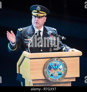 Us-Generalstabschef Gen. Mark Milley Erläuterungen liefert während ein Gruß vom Chef zu Ehren von Senator John McCain an Joint Base Myer-Henderson November 14, 2017 in Washington, DC. Milley wurde von Präsident Donald Trump am 8. Dezember entschieden, 2018 die nächste Vorsitzende des Generalstabs zu sein. Stockfoto