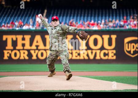 Us-Generalstabschef Gen. Mark Milley wirft den ersten Pitch für die Washington Nationals baseball spiel während Armee Tag an den Angehörigen Park zum 28. Juni 2016 in Washington, DC. Milley wurde von Präsident Donald Trump am 8. Dezember entschieden, 2018 die nächste Vorsitzende des Generalstabs zu sein. Stockfoto