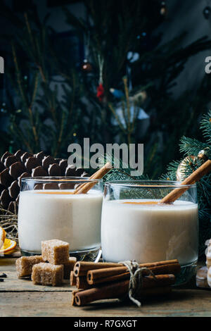 Eierlikör (Ei-nog), traditionelle Weihnachten Winter Drink mit Zimt, Nelken und Muskat. Hausgemachten Getränken. Winter weihnachtliche Stimmung. Stockfoto