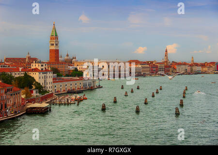 Venedig Panorama vom Meer während der zauberhaften Sonnenuntergang. Romantische Himmel von Venedig, Italien, Europa. Stockfoto