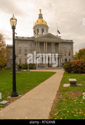 Fallen Blätter auf dem Rasen an der Landeshauptstadt Gebäude von New Hampshire an der Übereinstimmung Stockfoto