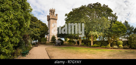 St Peter Port, Guernsey - Juli 17., 2018: Blick auf den Victoria Tower neben dem Arsenal in St Peter Port, Guernsey platziert. Stockfoto