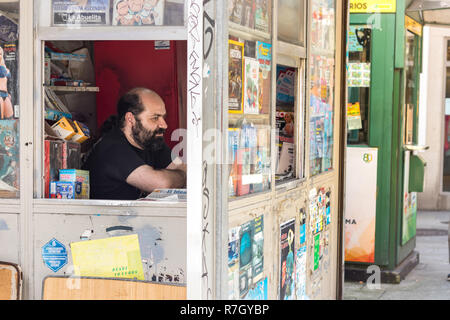 La Coruña, Spanien - Juli 13., 2018: ein Mann, der Besitzer eines hölzernen Kiosk, Warten auf Kunden in La Coruña, Spanien. Stockfoto