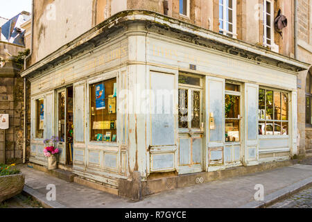 Saint-Malo, Frankreich - 15. Juli 2018: Die alten traditionellen Bibliothek Résistance an einer Ecke der Altstadt in Saint-Malo, Frankreich. Stockfoto