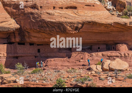 Wanderer erkunden Mond Haus Ruine auf Cedar Mesa, einst Teil der Bären Ohren National Monument, Utah, USA [Kein Model Releases; für redaktionelle licen verfügbar Stockfoto