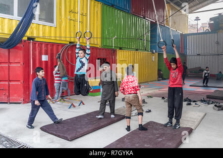 Jungen Ausbildung bei Mobile Mini Circus für Kinder, ein NGO-Initiative, Kabul, Afghanistan, Kabul Provinz Stockfoto