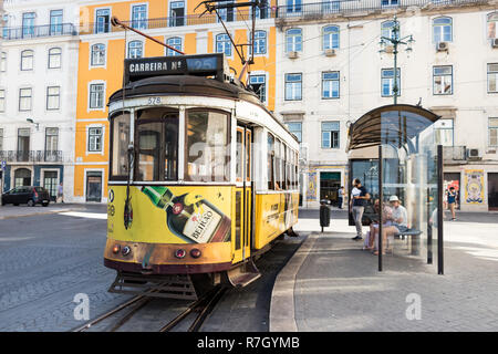 Lissabon, Portugal - Juli 9th, 2018: Vintage gelb tram auf einem Stein paviment in Lissabon, Portugal. Stockfoto